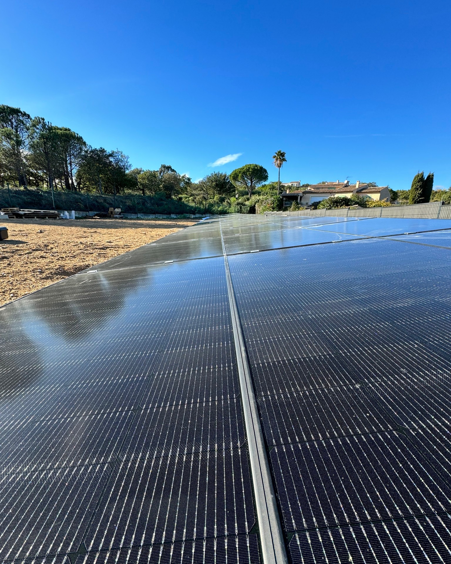 Panneaux solaires au sol 24 kWc Grimaud - vue rasante